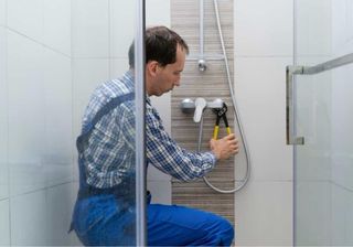 Instalación de duchas y lavabos