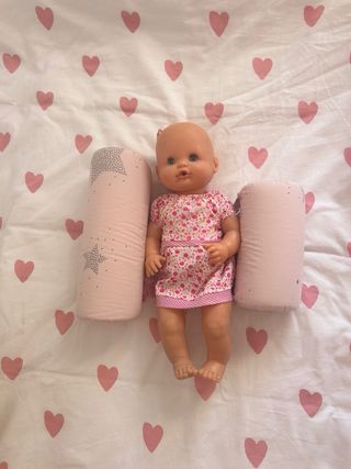 Cojín antivuelco bebe rosa de Petit Praia