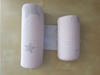 Cojín antivuelco bebe rosa de Petit Praia