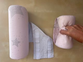Cojín antivuelco bebe rosa de Petit Praia