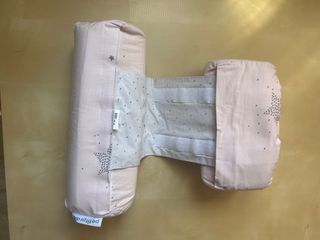 Cojín antivuelco bebe rosa de Petit Praia