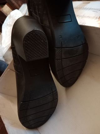 Botines de piel con tacón.