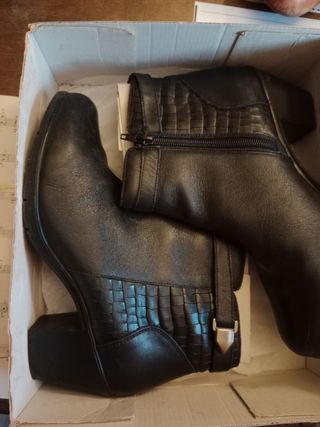 Botines de piel con tacón.