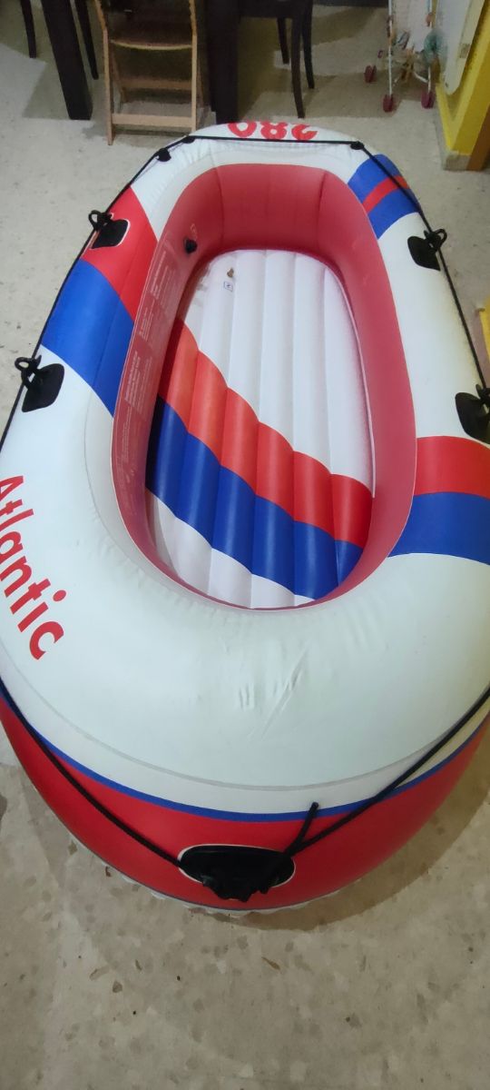 Lancha con tenía hinchable