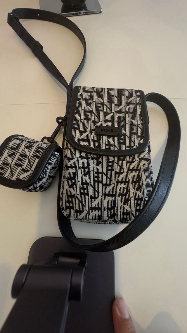 Capa Kenzo para iPhone 15 plus e airpods.