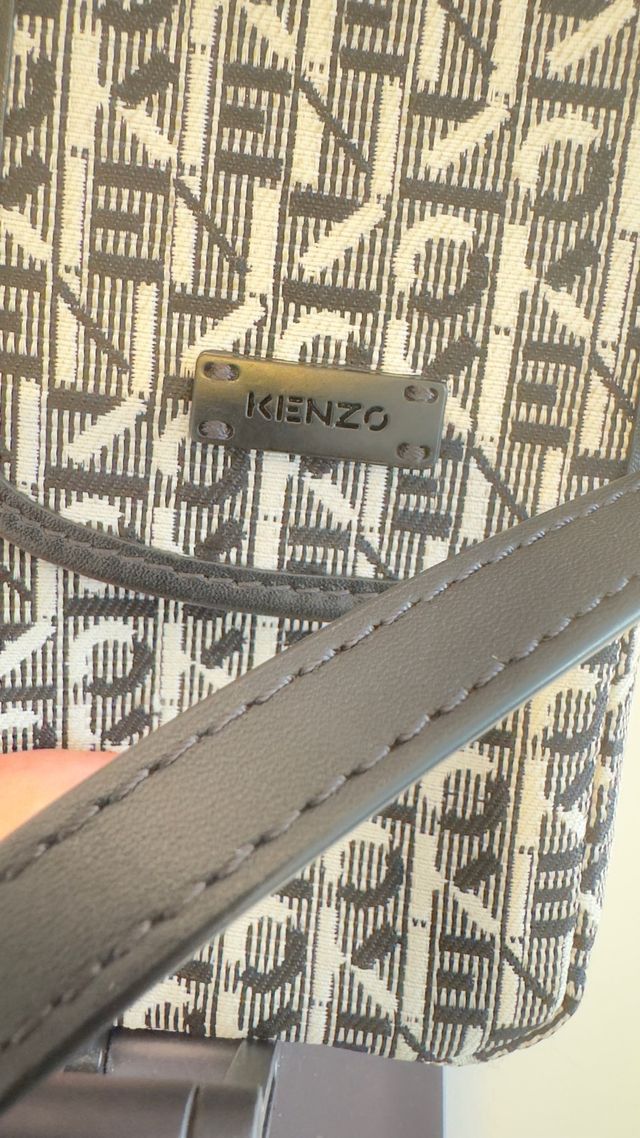 Capa Kenzo para iPhone 15 plus e airpods.