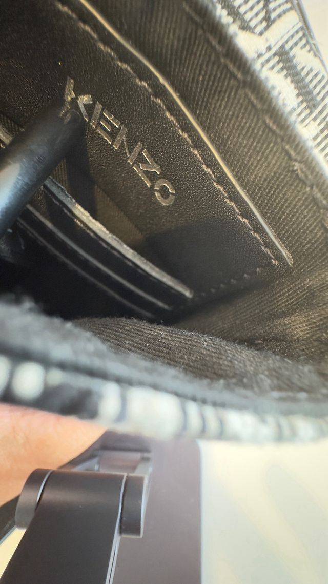 Capa Kenzo para iPhone 15 plus e airpods.