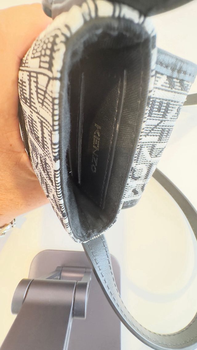 Capa Kenzo para iPhone 15 plus e airpods.