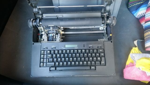 Maquina de escribir electronica Olivetti