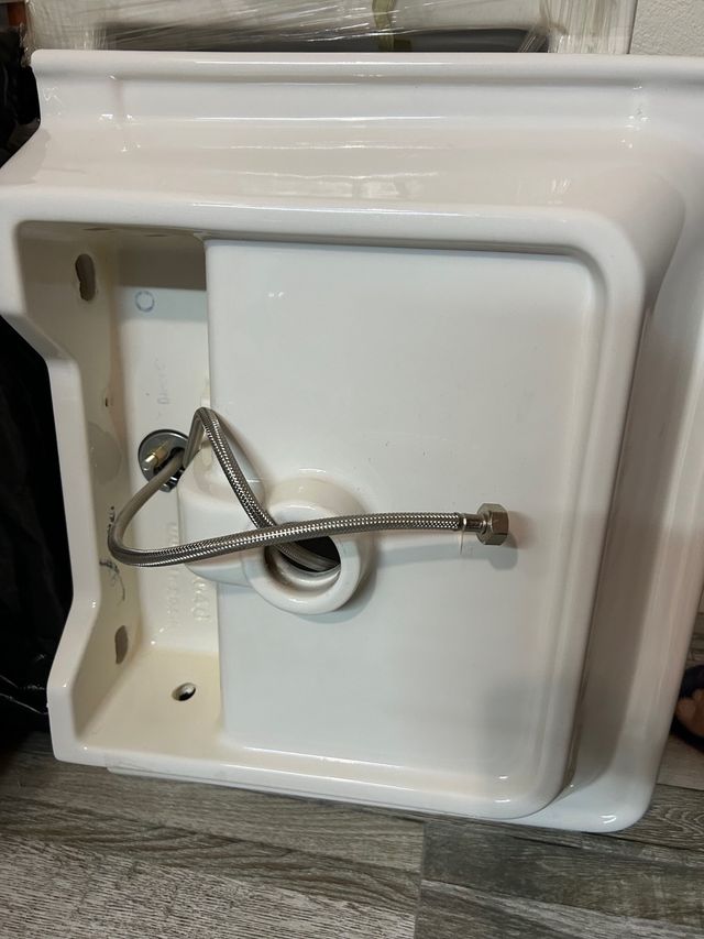 Lavabo nuevo y grifería