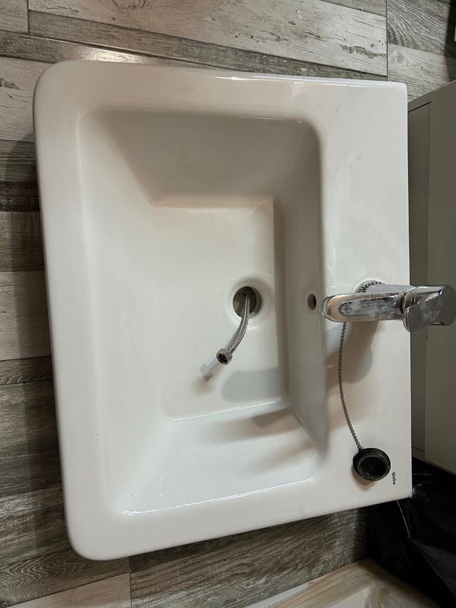 Lavabo nuevo y grifería
