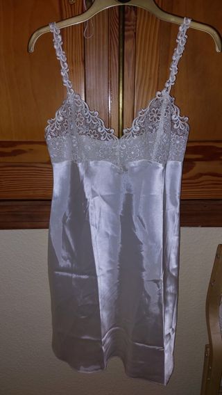 Camisón de tirantes con bordado