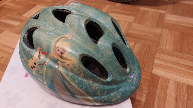 Casco infantil para bici con dibujo de Frozen
