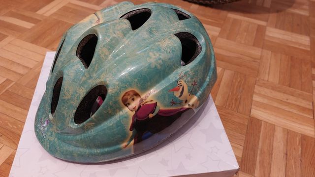 Casco infantil para bici con dibujo de Frozen