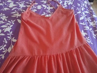 Lote dos vestidos, abrigos, camiseta