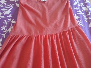 Lote dos vestidos, abrigos, camiseta