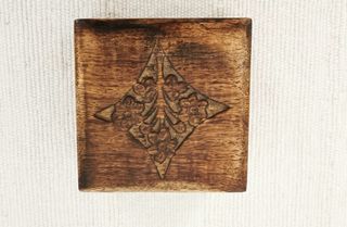 Pequena caixa de madeira