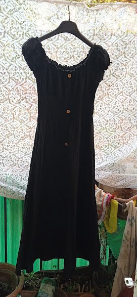 vestito nero sportivo elegante--- con bottoni