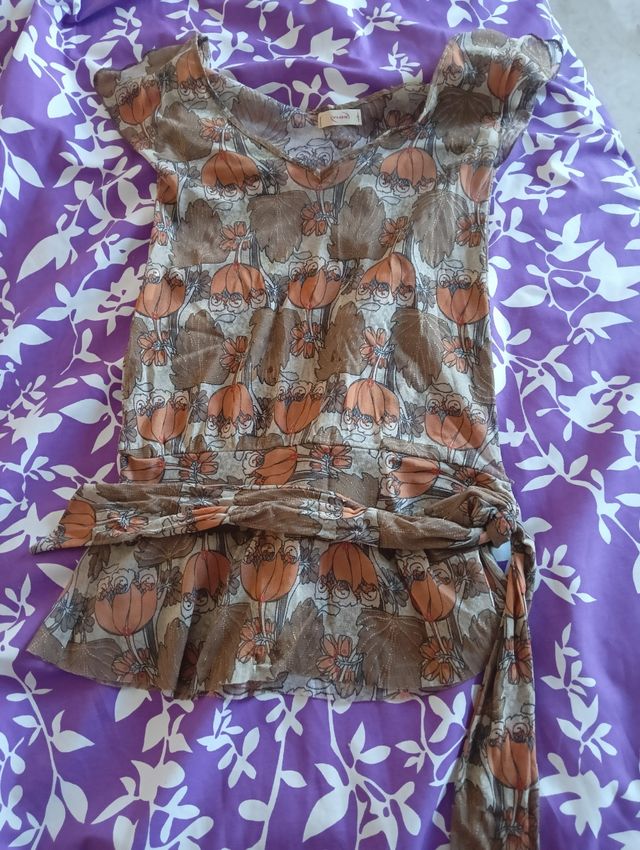 Camiseta elegante con brillos dorados