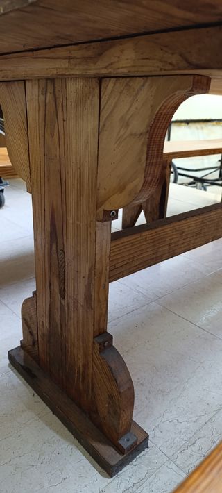 Mesa 2 bodega madera maciza con bancos