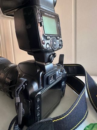 Nikon D3000 con accesorios