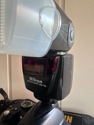 Nikon D3000 con accesorios