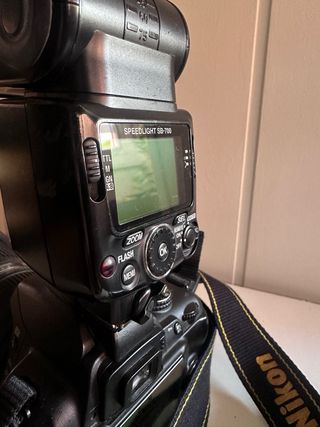 Nikon D3000 con accesorios