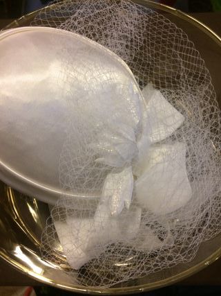Tocado de novia blanco con rejilla o redecilla