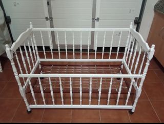 Cuna de madera blanca