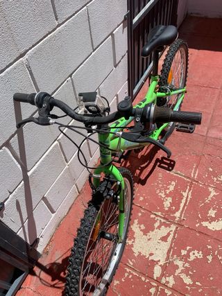 Bicicleta con cámara, soporte, casco y guantes