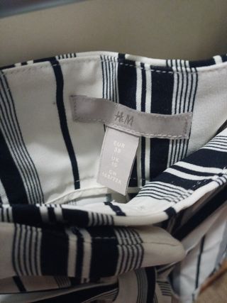 Pantalón corto de rayas negras y blancas