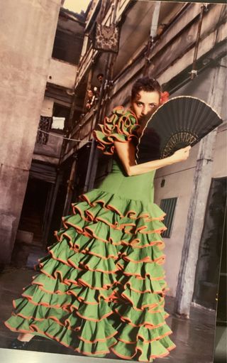 Traje flamenca verde con filo rojo coral