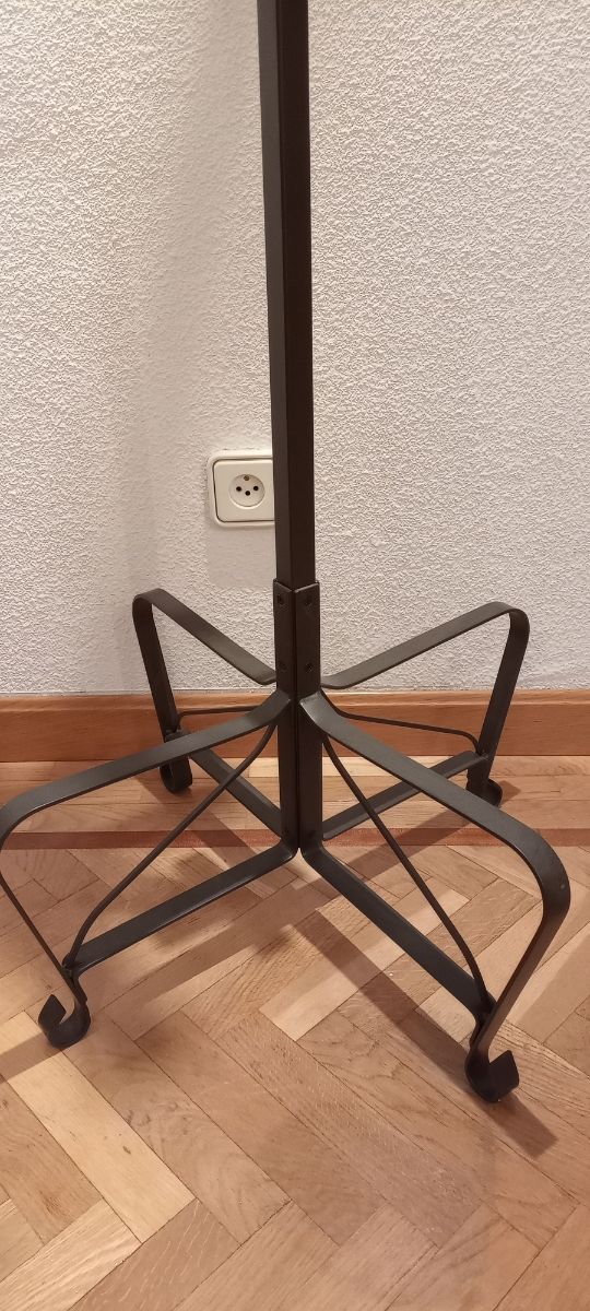 Elegante perchero de pie metálico Ikea