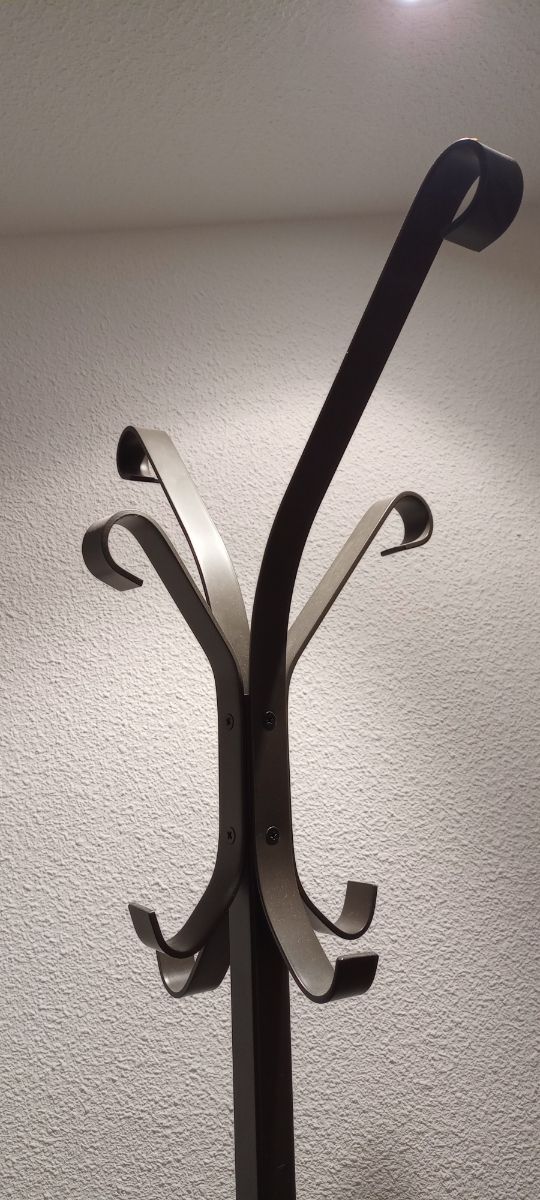 Elegante perchero de pie metálico Ikea