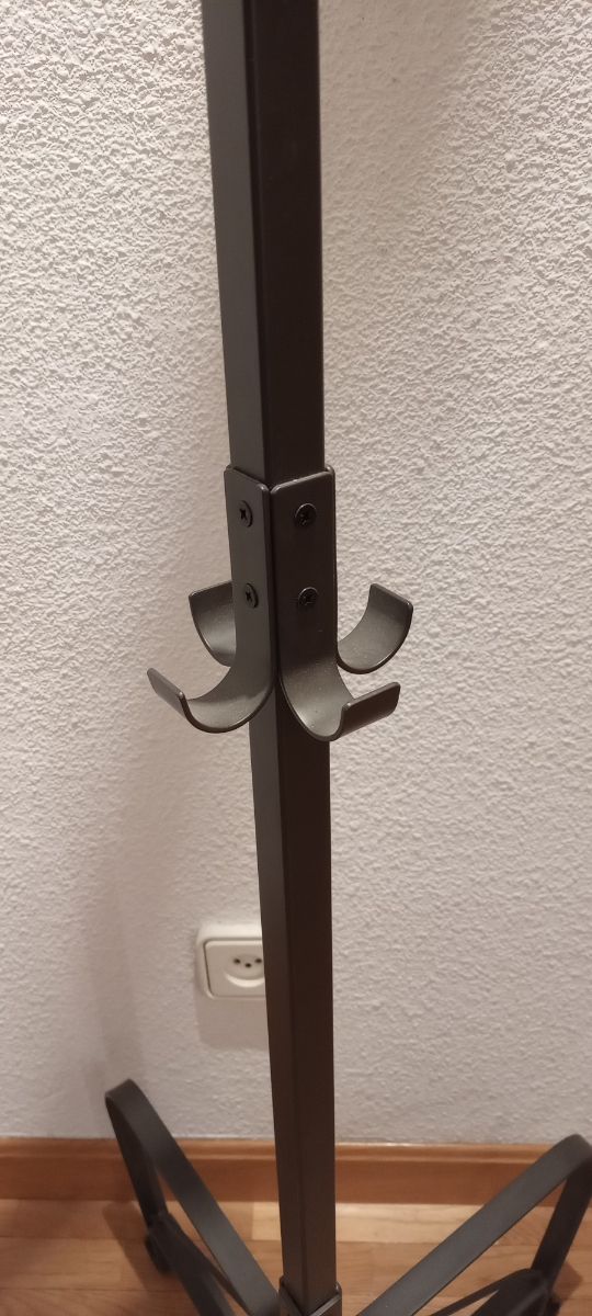 Elegante perchero de pie metálico Ikea