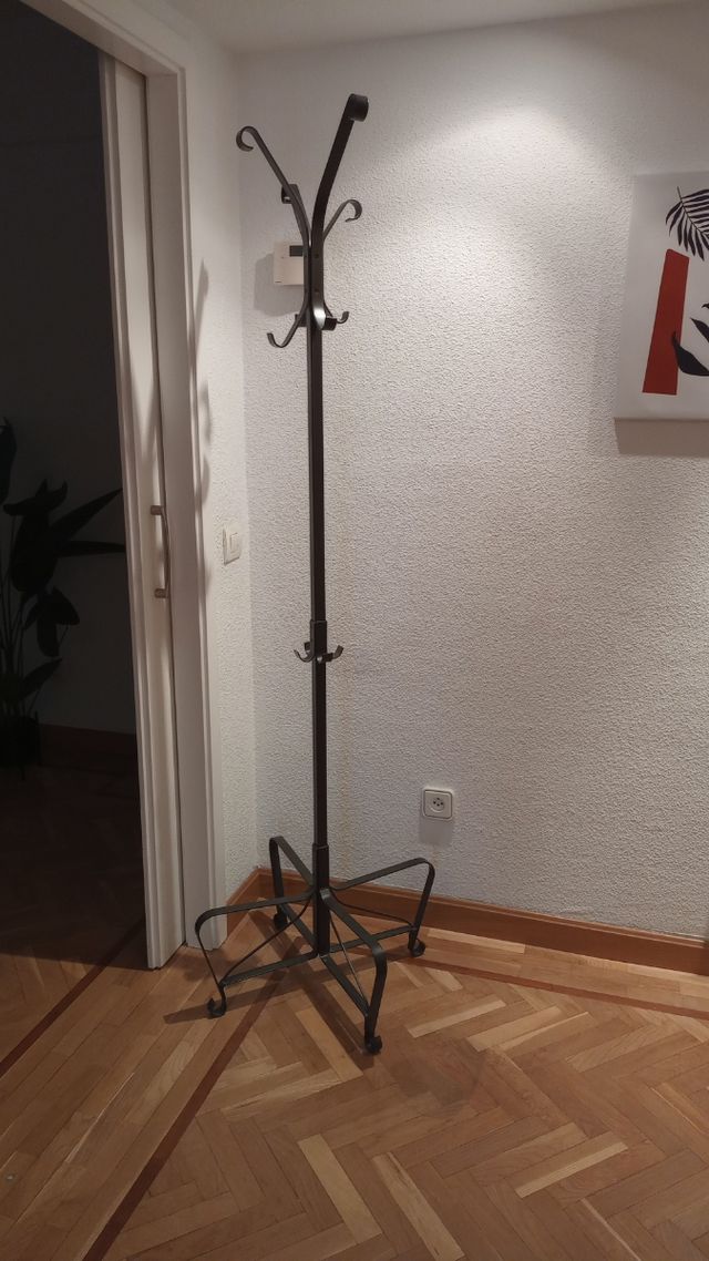 Elegante perchero de pie metálico Ikea