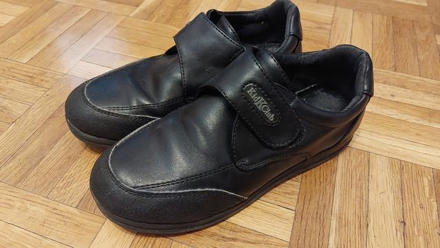 Zapatos cerrados negros niña