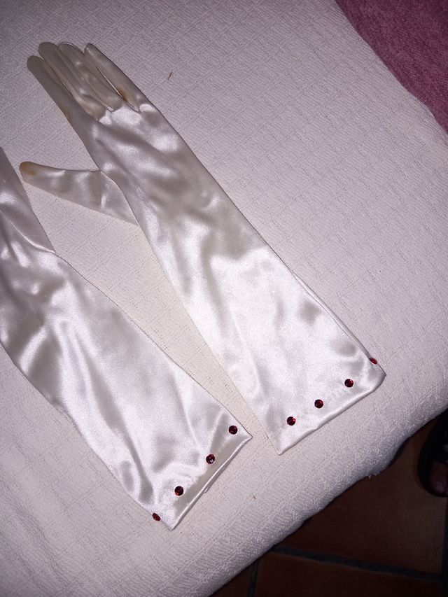 Pamela beige roja y guantes novia