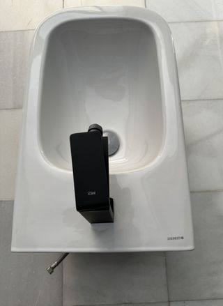BIDÉ EMPOTRADO GEBERIT CON GRIFO NEGRO MATE