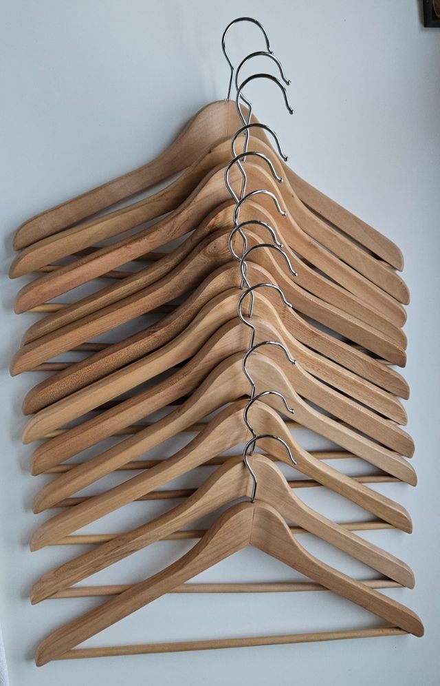Lote 12 perchas madera