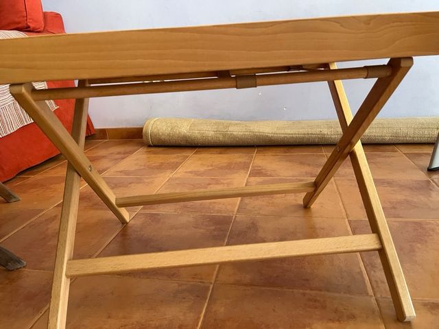 Bandeja de madera con patas plegables