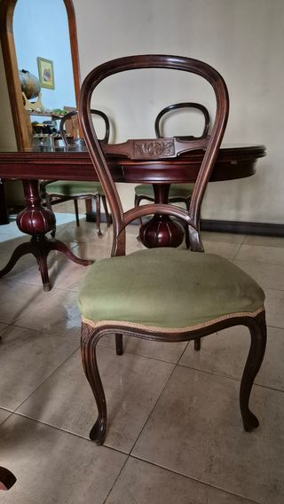 Mesa de comedor con 4 sillas