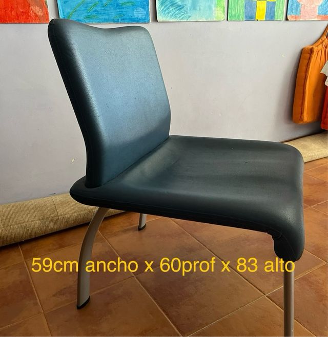 Sillón de piel azul  y patas metálicas