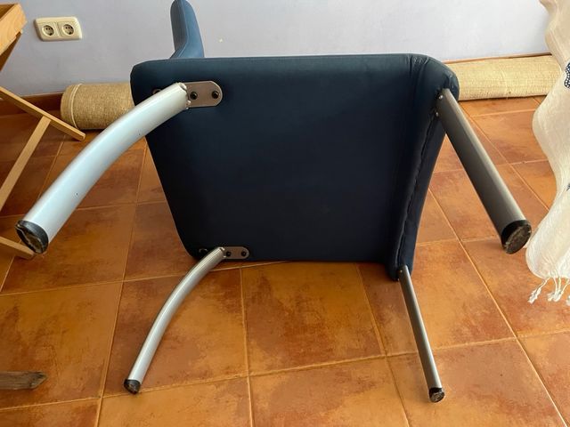 Sillón de piel azul  y patas metálicas