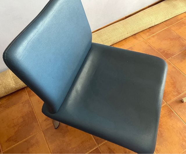 Sillón de piel azul  y patas metálicas