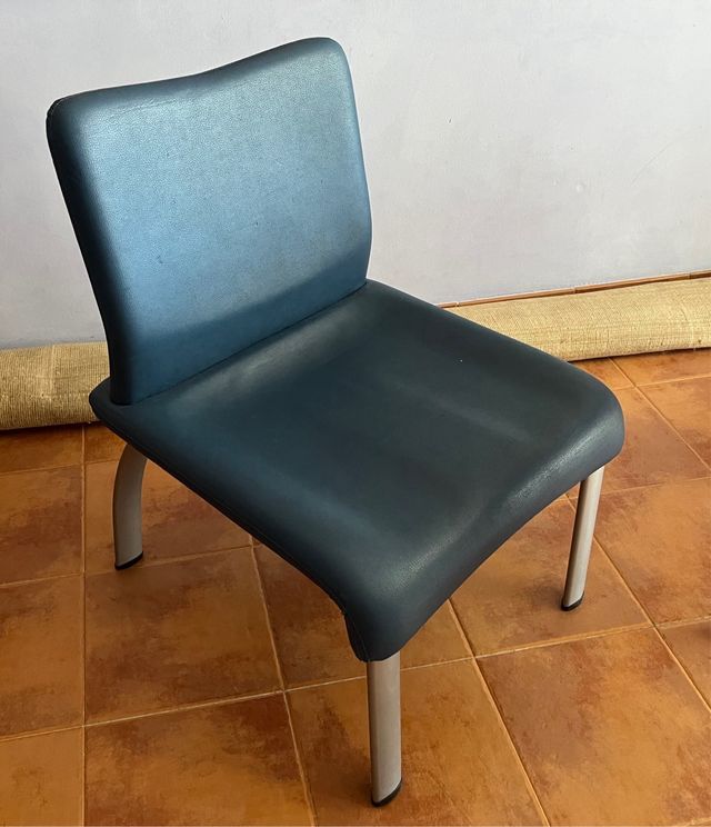 Sillón de piel azul  y patas metálicas