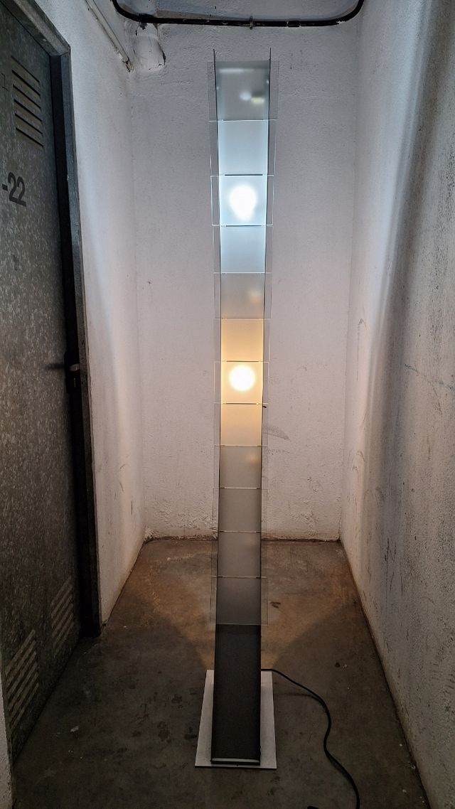 Lampara de pie de diseño.