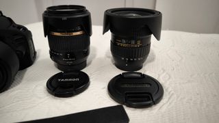 Equipo fotográfico, cámara y tres objetivos