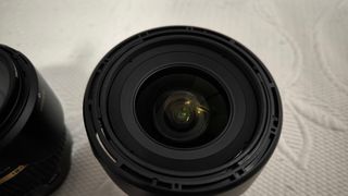 Equipo fotográfico, cámara y tres objetivos