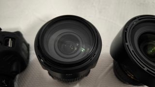 Equipo fotográfico, cámara y tres objetivos